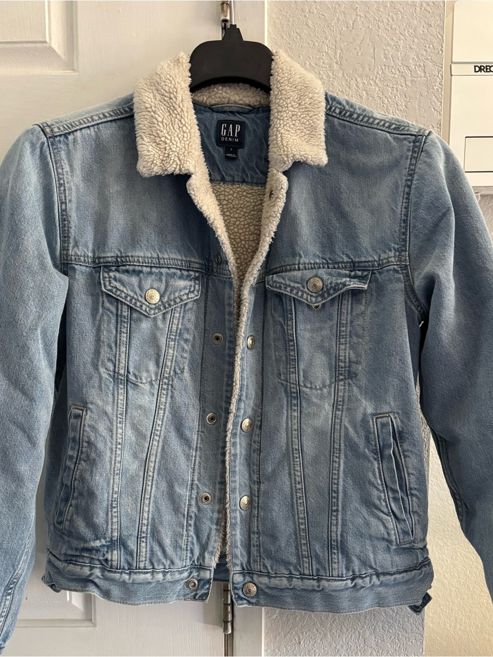 Women’s GAP Denim Medium Light Jean Jacket with Button Front and Sherpa Lining